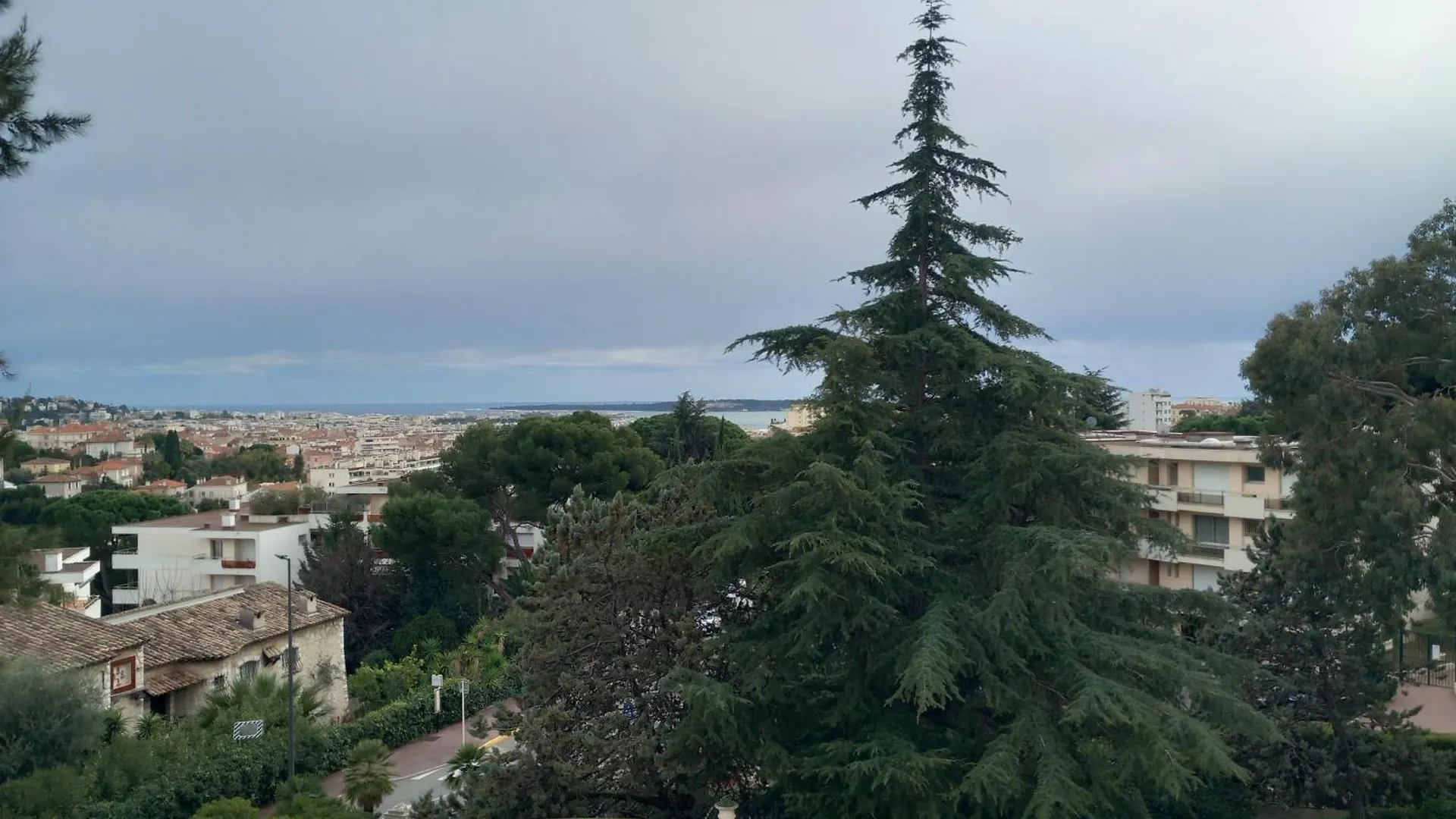Spacious 2-Bedroom Apartment Cannes